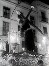 Nuestro Padre Jesus de la Via Crucis con túnica lisa, de recogida por la Plaza del Arenal. Década de los 60 del siglo XX (Foto: Diego Romero)