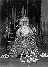 Año 1972. Besamanos de Nuestra Señora de la Esperanza en la Iglesia Conventual de San Francisco (Foto: José Luis Cruz Molins)