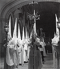 Primer año de salida de la actual Cruz de guía. Año 1967. Esta imagen es captada en el interior de San Francisco momentos antes de iniciarse la estación penitencial