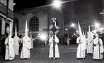La Hermandad de las Cinco Llagas en la Plaza Esteve, está saliendo del Convento de San Francisco. El edificio del lado izquierdo era "Los Madrileños", ahora derribado. La fachada principal de la Plaza de Abastos fue retranqueada y la Cruz de Guía tambien fue sustituida. (Foto: Manuel Pereiras)