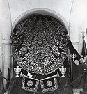 Exposición de los estrenos cofradieros de la Hermandad de las Cinco Llagas de 1962 en la antigua sede de la Academia de San Dionisio (hoy sala de exposiciones) (Foto: Eduardo Pereiras)