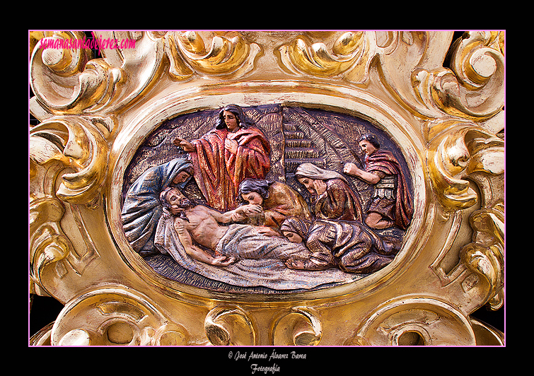Cartela del lateral derecho del respiradero del Paso de Nuestro Padre Jesús de la Vía-Crucis - 14º Estación: El cadáver de Jesús puesto en el sepulcro