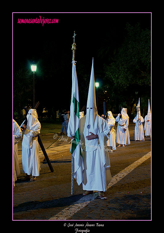 Nazareno portando la Bandera de la Virgen de la Hermandad de las Cinco Llagas