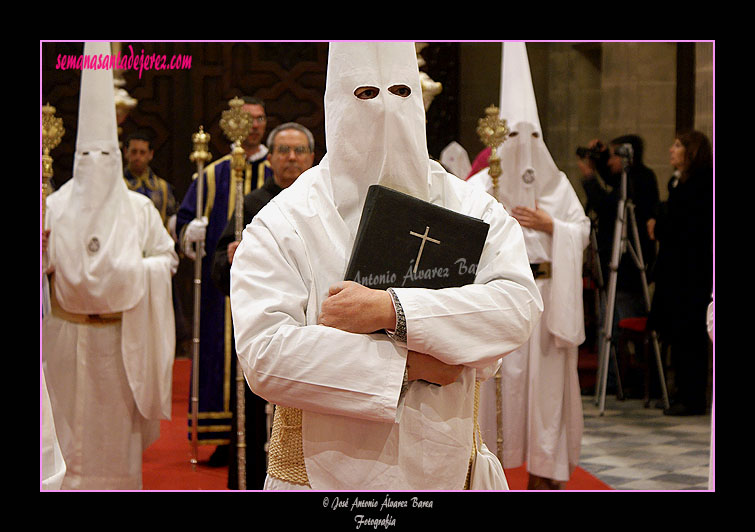 Nazareno portando el Libro de Difuntos de la Hermandad de las Cinco Llagas