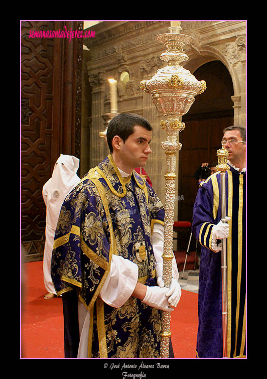 Acólito con cirial del Paso de Palio de la Hermandad de las Cinco Llagas