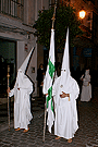Nazareno portando la Bandera de la Virgen de la Hermandad de las Cinco Llagas