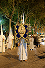 Nazareno portando el Simpecado de la Hermandad de las Cinco Llagas