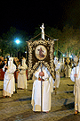 Nazareno portando el Guión Franciscano de la Hermandad de las Cinco Llagas