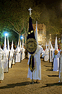 Nazareno portando el Estandarte de la Hermandad de las Cinco Llagas
