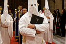 Nazareno portando el Libro de Difuntos de la Hermandad de las Cinco Llagas