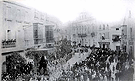 Cortejo del Palio de Nuestra Señora del Traspaso a principios de siglo en el último tramo de la calle Larga. El palio tiene diez varales