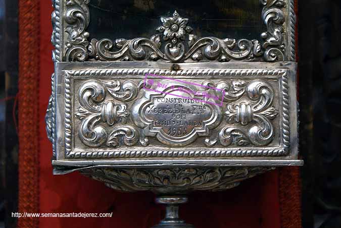 Detalle de las cresterias de remate de la Cruz de Nuestro Padre Jesús Nazareno