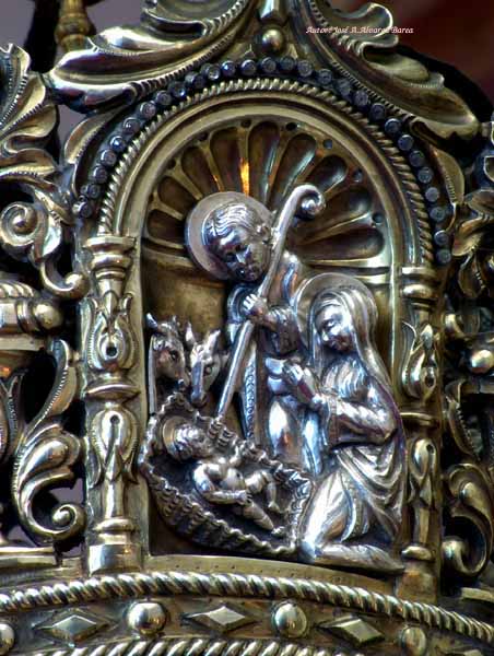Detalle de las escenas en bajorrelieve del canasto de la Corona de Salida de Nuestra Madre y Se&ntilde;ora del Traspaso 