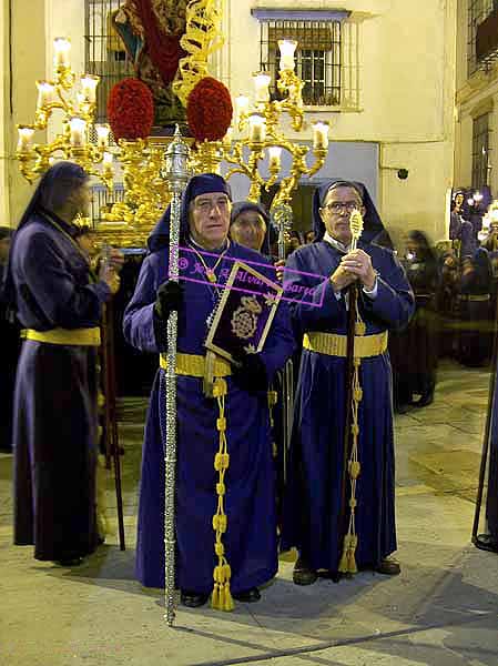 Nazareno que porta el Libro de Reglas de la Hermandad del Nazareno