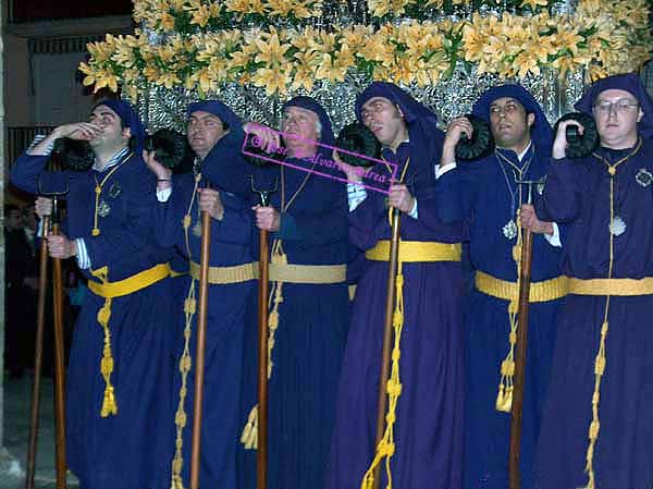Cargadores "por fuera" en el paso de palio de la Hermandad del Nazareno