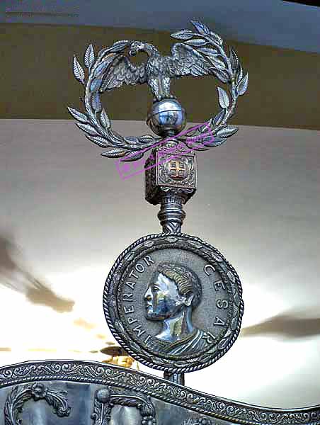 Aguila y Moneda que rematan el asta del Senatus de la Hermandad del Nazareno 