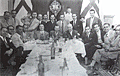 Los cofrades de la Hermandad de la Yedra en un agradable encuentro que preside el Ilmo.Sr.D. Manuel Antonio Domecq de la Riva; su mecenazgo hizo que, en pocos años, la Hermandad contara con un patrimonio dificil de igualar. D.Manuel Antonio murió en Madrid en el año 1963 (Foto: Coleccion particular de Manuel Mesa Herrera)