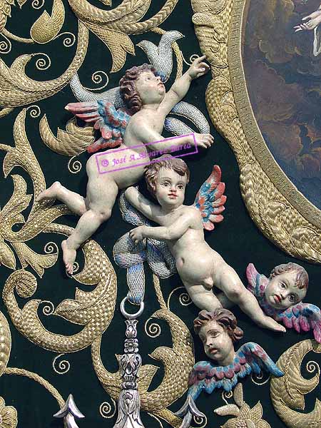 Detalle de angelitos sosteniendo un ancla en el Simpecado de la Hermandad de la Yedra