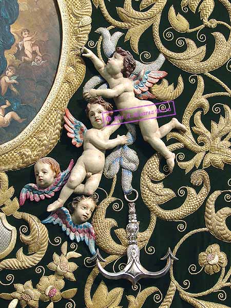 Detalle de angelitos sosteniendo un ancla en el Simpecado de la Hermandad de la Yedra