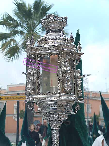 Farol que acompa&ntilde;a al Simpecado de la Hermandad de la Yedra 
