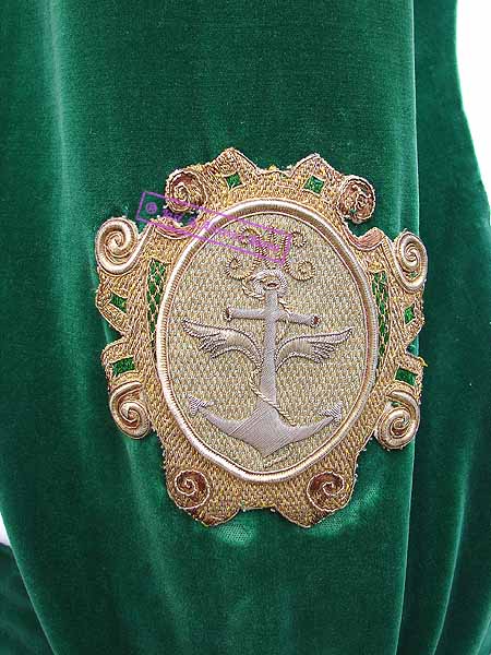 Escudo sobre el antifaz de los nazarenos de la Hermandad de la Yedra 