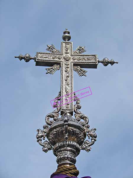 Cruz que remata el asta del Estandarte de la Hermandad de la Yedra 