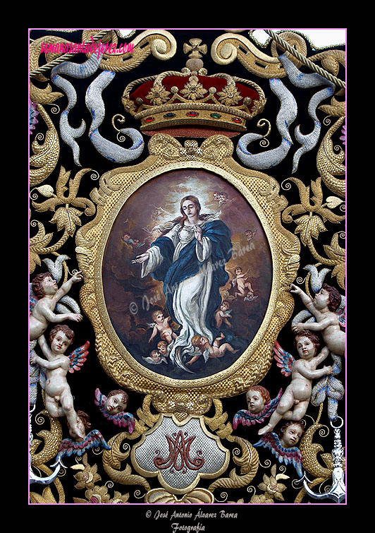 Cartela central con pintura de la Inmaculada Concepción en el Simpecado de la Hermandad de la Yedra