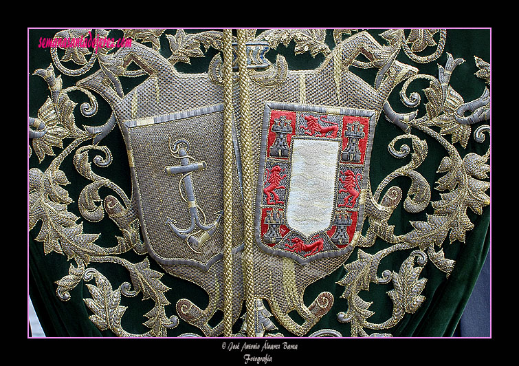 Detalle del escudo del Estandarte de la Hermandad de la Yedra