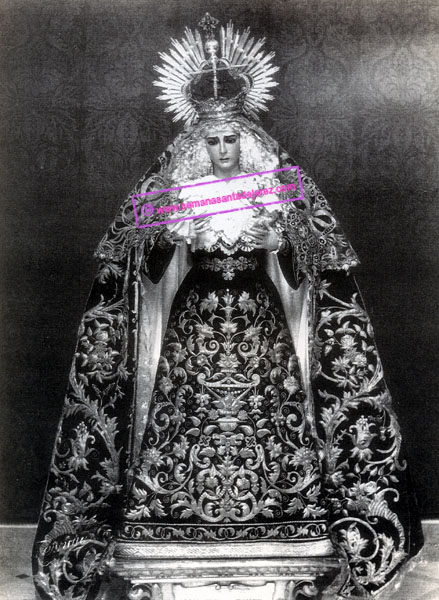 Imagen de la Dolorosa que regal&oacute; Adolfo Arenas Castillo a la Hermandad del Gran Poder. La foto esta realizada cuando pertenec&iacute;a a la Hermandad sevillana, en las dependencias de la Corporaci&oacute;n. Con posterioridad pasaria a ser titular de la Hermandad de la Buena Muerte de Jerez de la Frontera bajo la advocaci&oacute;n del Dulce Nombre (Foto: Archivo personal de Antonio Dub&eacute; de Luque)