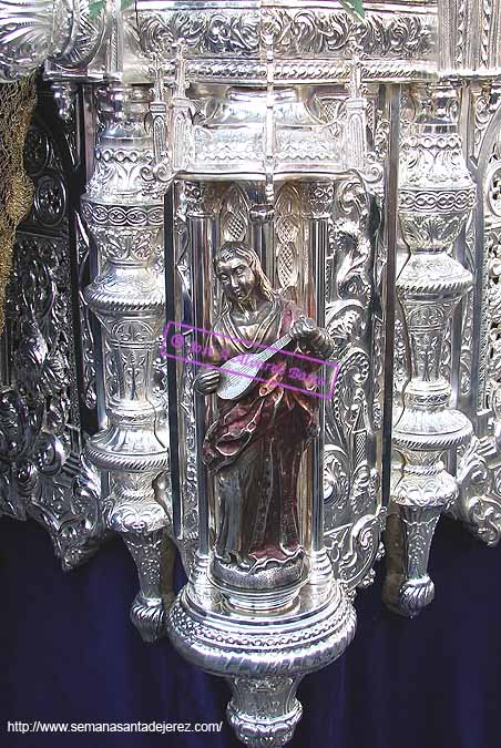 Serafin en una esquina de los respiraderos del Paso de Palio de María Santísima del Dulce Nombre
