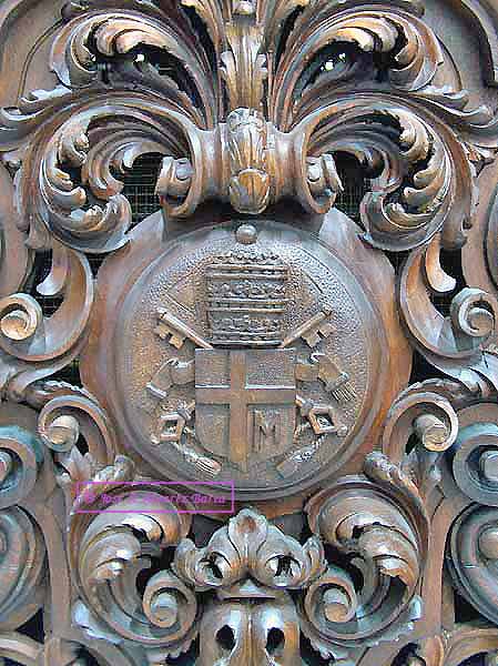 Escudo tallado en los respiraderos del Paso del Santísimo Cristo del Perdón