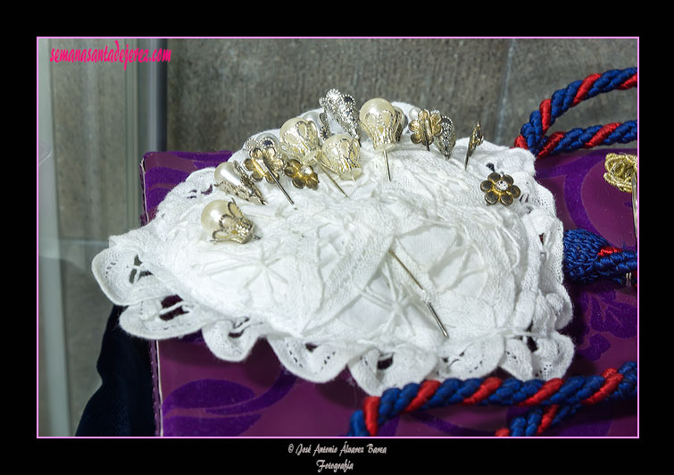 Alfileres para vestir a la Virgen