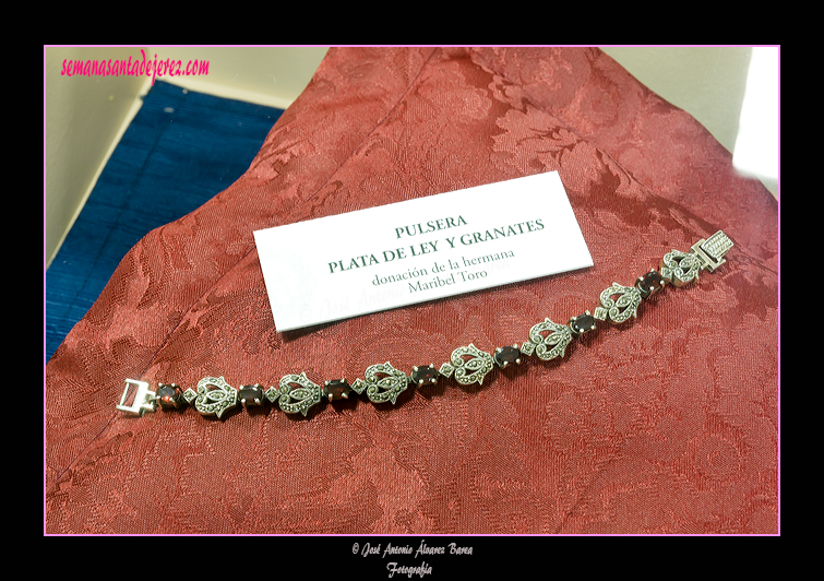 Pulsera de plata de ley y granates, donación de la hermana Maribel Toro