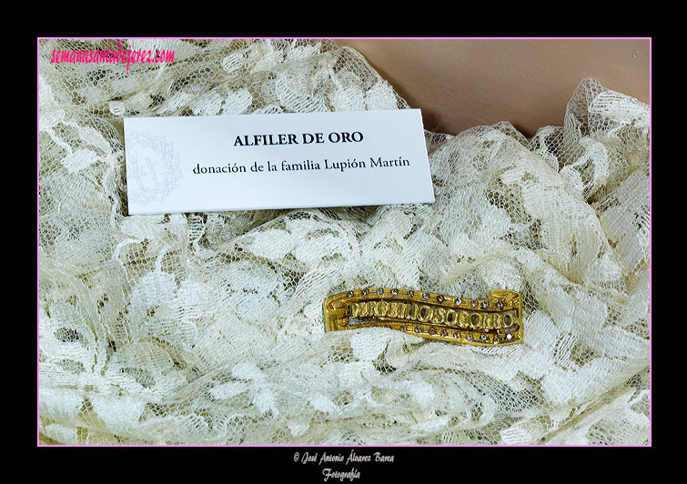 Alfiler de oro, donación de la familia Lupión Martín