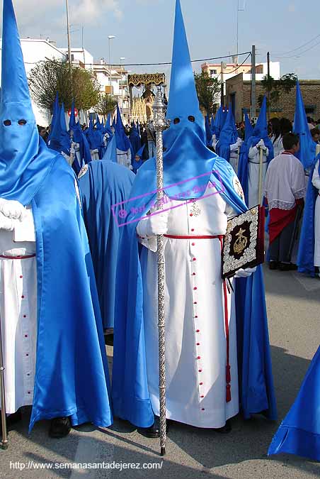 Nazareno que porta el Libro de Reglas de la Hermandad del Cristo de la Exaltación