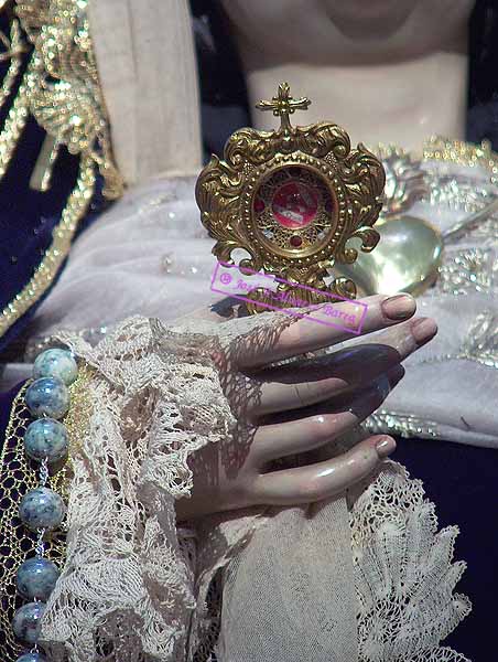 Reliquia del Santo Lignum Crucis en la mano derecha de Nuestra Señora de Loreto