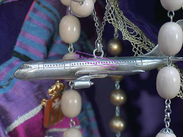 Detalle de avión de plata en la mano de Nuestra Señora de Loreto