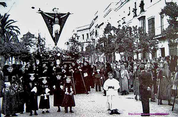 14 de abril de 1939. El Cristo de la Expiración en la calle acompañado por las hermanas de Jesús