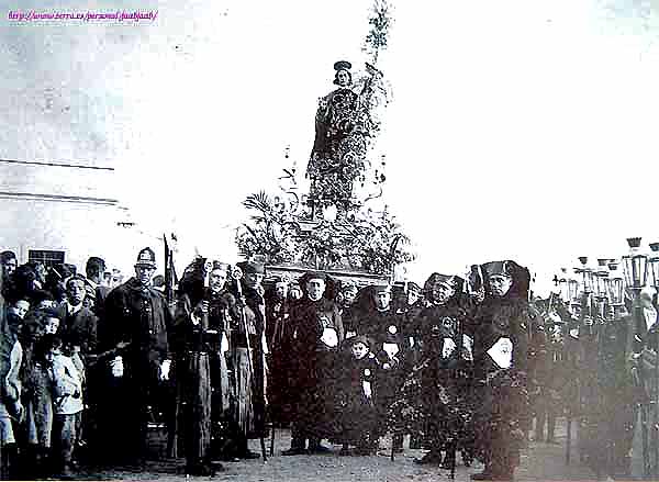 Imagen de San Juan captada un Viernes Santo en los años 20 a la salida de San Telmo