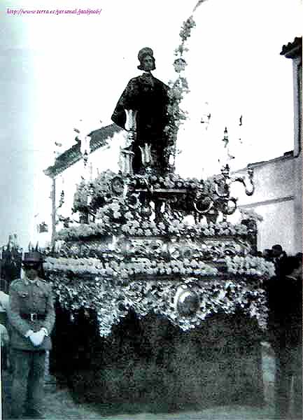 La imagen de San Juan, el Juanillo del Cristo, procesionando en un paso "cargado por dentro": el paso era de María Auxiliadora, y finalizaba la primera mitad del siglo XX