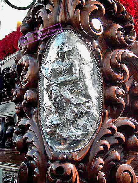 Cartela con Evangelista en bajorrelieve de las esquinas de la canastilla del Sant&iacute;simo Cristo de la Expiraci&oacute;n 