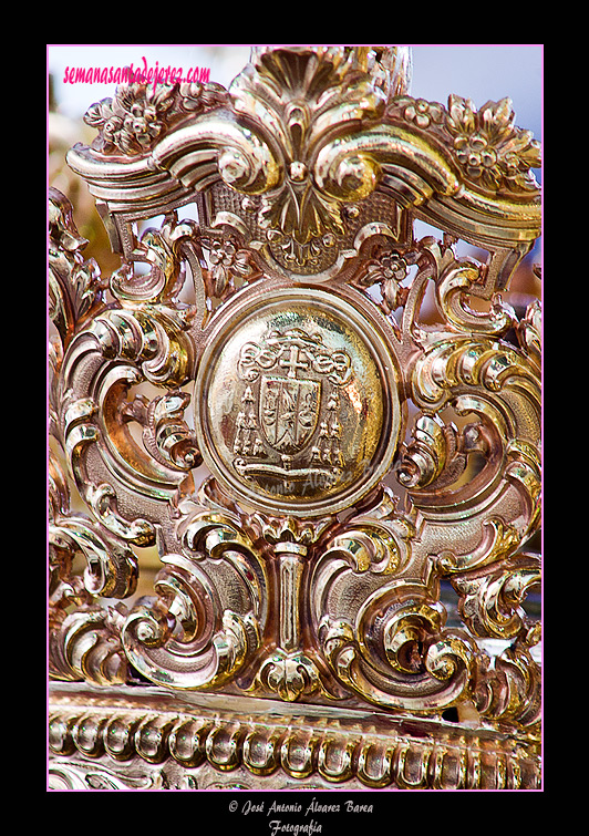 Escudo en el canasto de la corona de María Santísima del Valle
