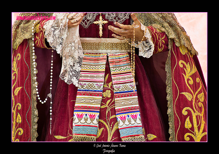 Detalle de los bordados de la saya de María Santísima del Valle