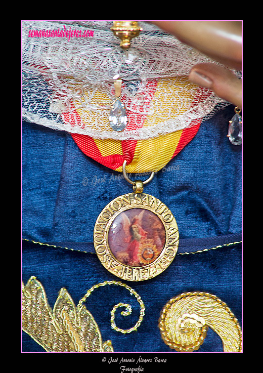 Medalla de la Asociación Santo Ángel en el rostrillo de María Santísima del Valle