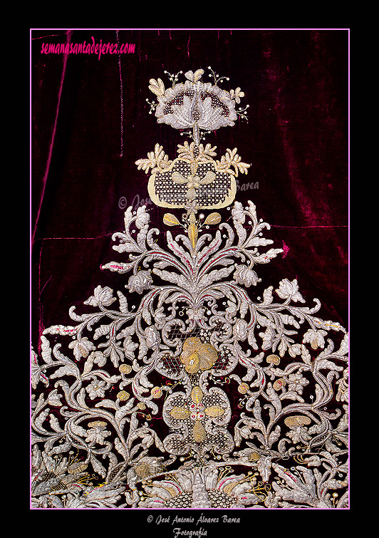 Detalle de los bordados del manto isabelino de María Santísima del Valle