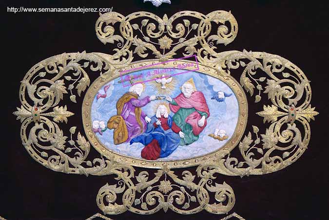 La Coronación de la Virgen bordada en el faldón derecho del paso de palio de María Santísima del Valle 