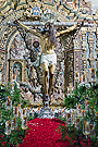 El paso del Santísimo Cristo de la Expiración en la Iglesia de San Miguel