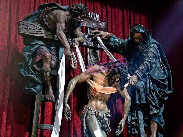 Detalle de las figuras superiores del  Sagrado Descendimiento de Nuestro Se&ntilde;or Jesucristo