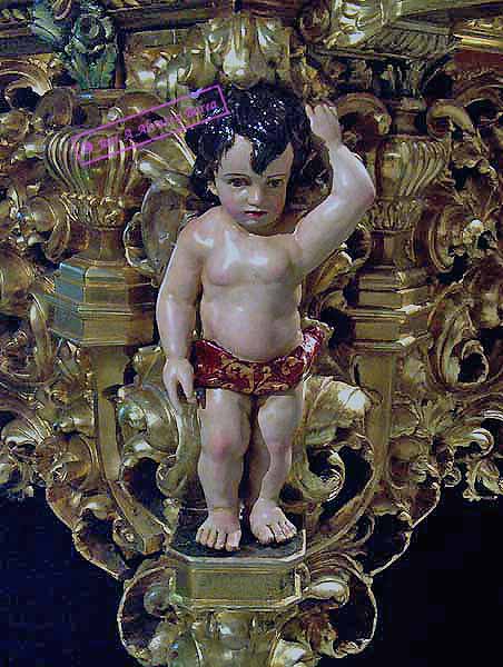 Angelito de uno de los laterales de los respiraderos del Paso de Misterio del Sagrado Descendimiento de Nuestro Se&ntilde;or 