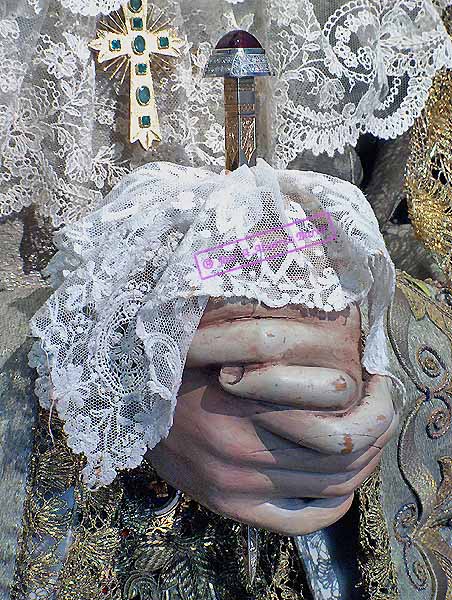 Manos que sostienen un clavo de Cristo de Nuestra Madre y Se&ntilde;ora de la Soledad